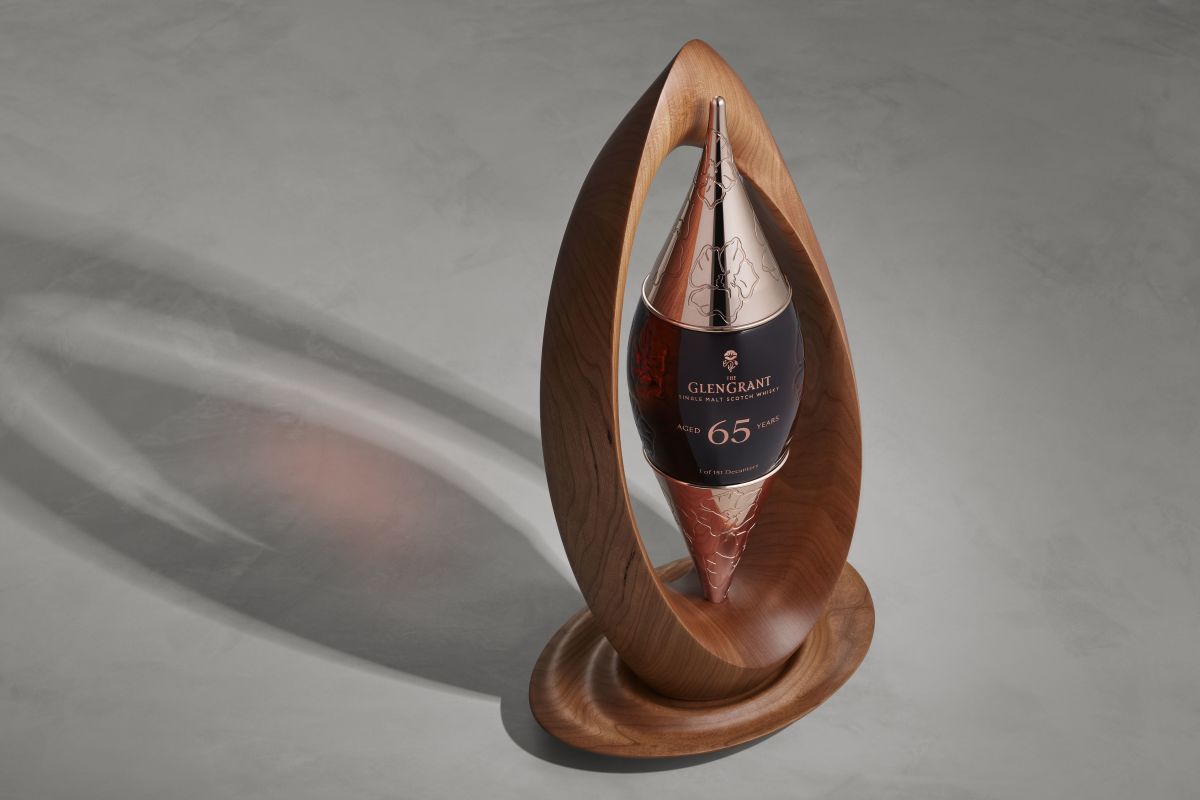 the glen grent 65 year old lifestyle image 2 | DangTau Whisky the glen grent 65 year old lifestyle image 2 | DangTau Whisky